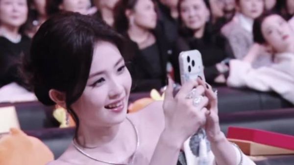 白鹿演我看见熟人上台拿奖，立马掏出手机给他直拍哈哈哈哈！