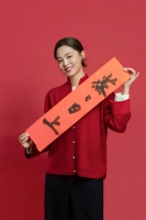 辛芷蕾穿红衫拍贺岁写真，手持剪纸对联年味十足