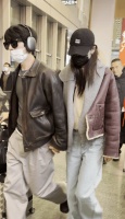刘雯井柏然现身机场 两人穿同款皮衣手牵手好甜蜜