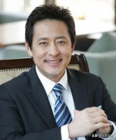 韩国男星57岁找到真爱，妻子小她15岁，90天便闪婚，如今定居美国