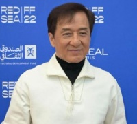 成龙又杀进春节档，很会搞流量，消费熊猫元素，拉小沈阳女儿炒作