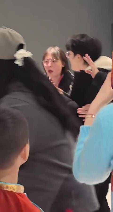 周深湖南春晚后台被围,粉丝尖叫似大圣回花果山