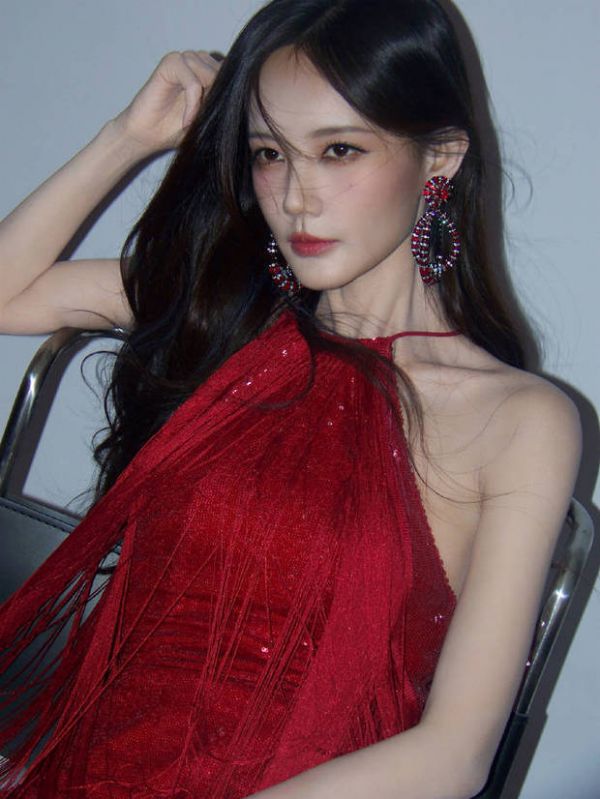 搜狐娱乐讯 2月11日，一组李一桐参加小年夜晚会的美照曝光。