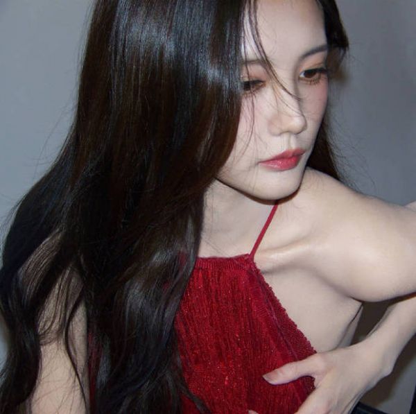 李一桐身材纤细。