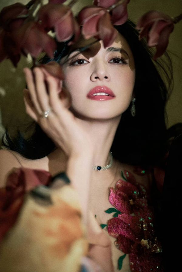 搜狐娱乐讯 近日，姚晨一组繁花礼裙写真释出。图中，她身着油画感大裙摆，明艳大气，尽显东方韵味。