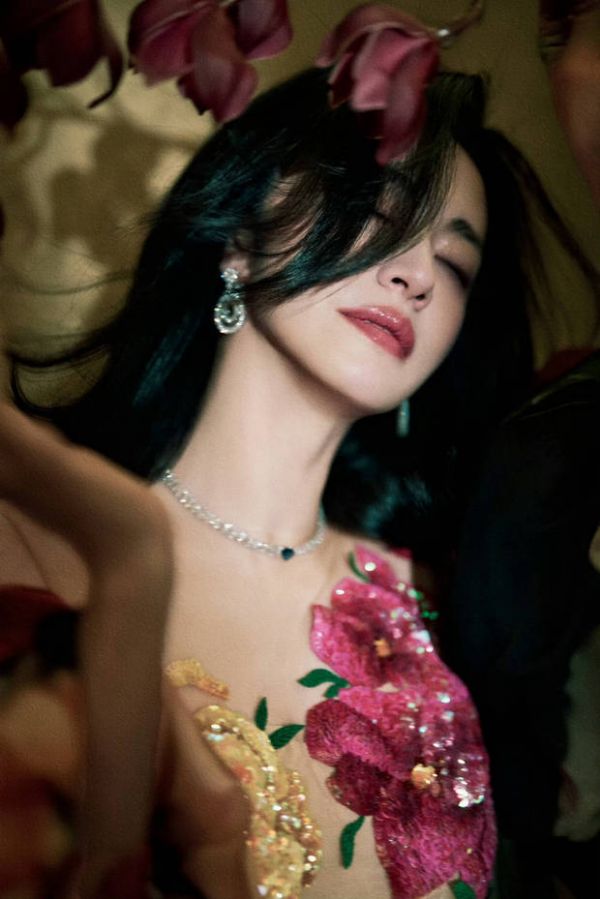 姚晨发丝拂面，温柔灵动。