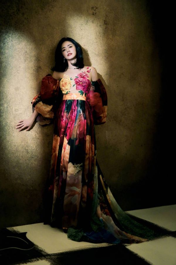 姚晨穿繁花礼裙勾勒出优雅曲线。