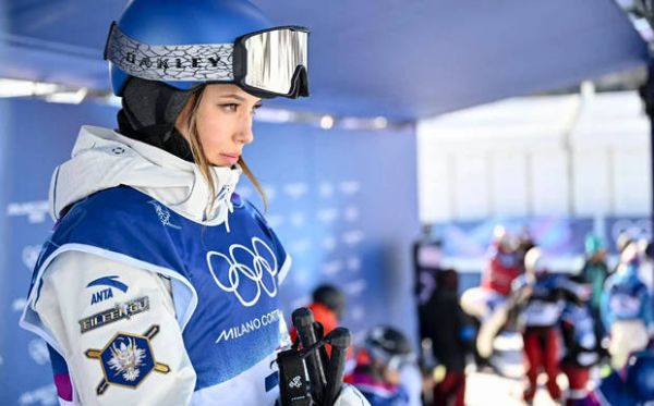 谷爱凌在比赛中眼神尖锐。