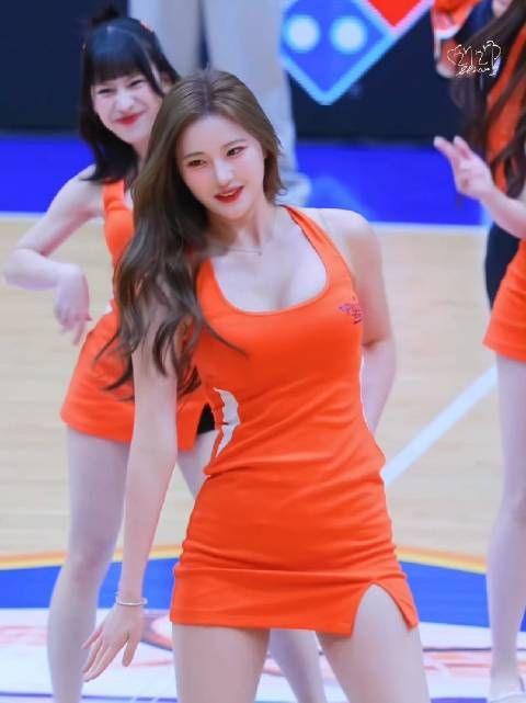 活力满满，咱就说这是正经啦啦队舞蹈表演吗？