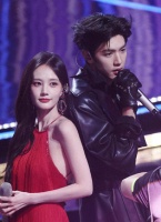 李一桐假唱登热搜！话筒未举歌声先出，晚会舞台翻车引全网热议