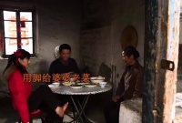 男人娶了一个无臂女孩，于是他们开始了一场忠贞的爱情故事