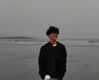 刘孜晒全家福，刚15岁生日的儿子比她还要高，长相随爸爸阳光帅气