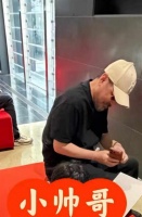 蒋勤勤一家五口度假，俩儿子长相普通，婆婆露面与陈建斌似同龄