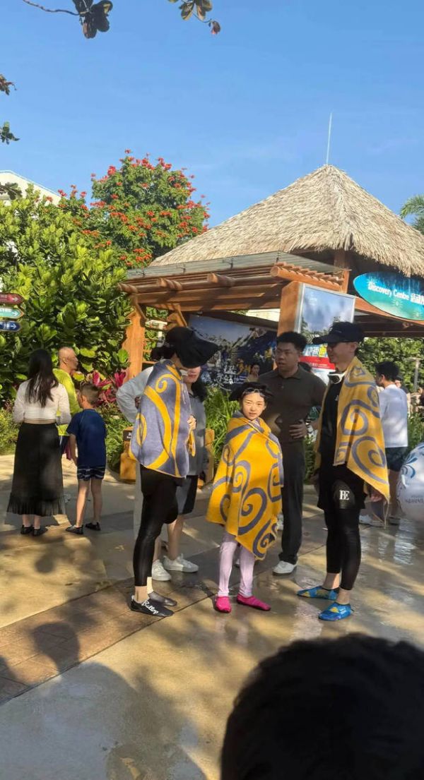 董璇与小酒窝、张维伊刚玩完水，都披着毯子保暖。