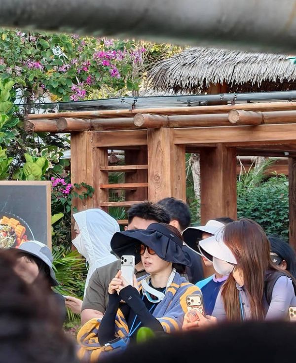 董璇与家人外出度假，开心享受生活。