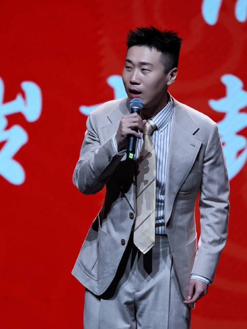 杨九郎封箱演出调侃主持人引观众笑声