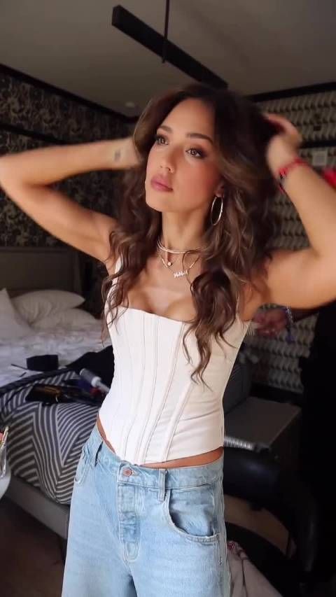 杰西卡阿尔芭分享上周登上超级碗中场秀进行妆造的幕后花絮,卷发配大耳环太美