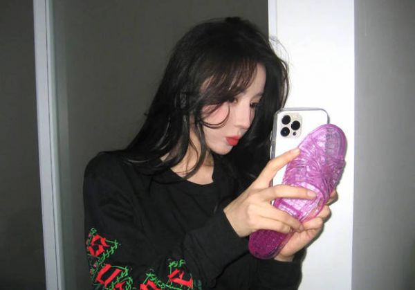 搜狐娱乐讯 13日，迪丽热巴在社交平台上晒最新营业美照，她拿着拖鞋手机壳和铁锨手机壳摆拍，好抽象！