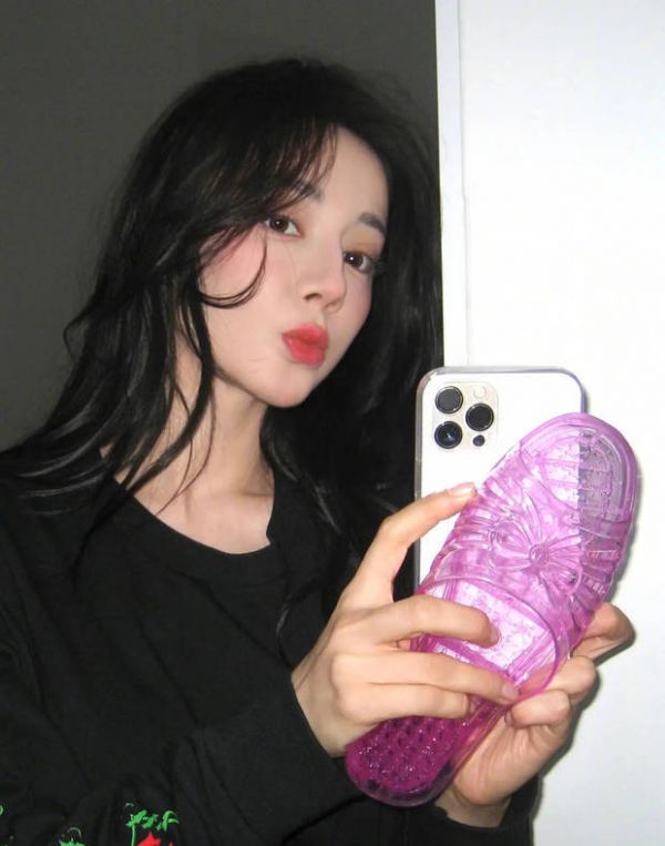 迪丽热巴嘟嘴卖萌，可爱养眼。