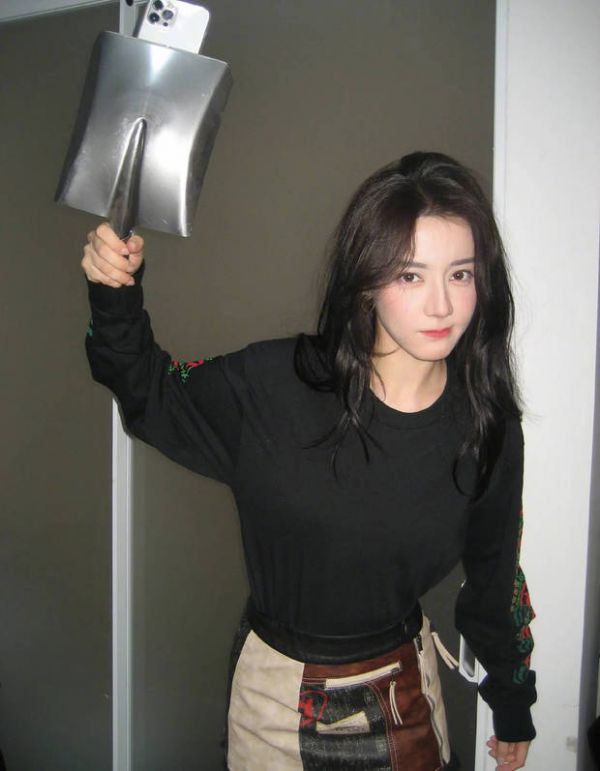 迪丽热巴用铁锨手机壳摆拍，仿佛下一秒手中的铁锨就能用作武器。