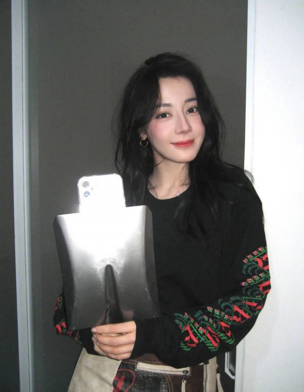 迪丽热巴面露温柔笑容，魅力十足。