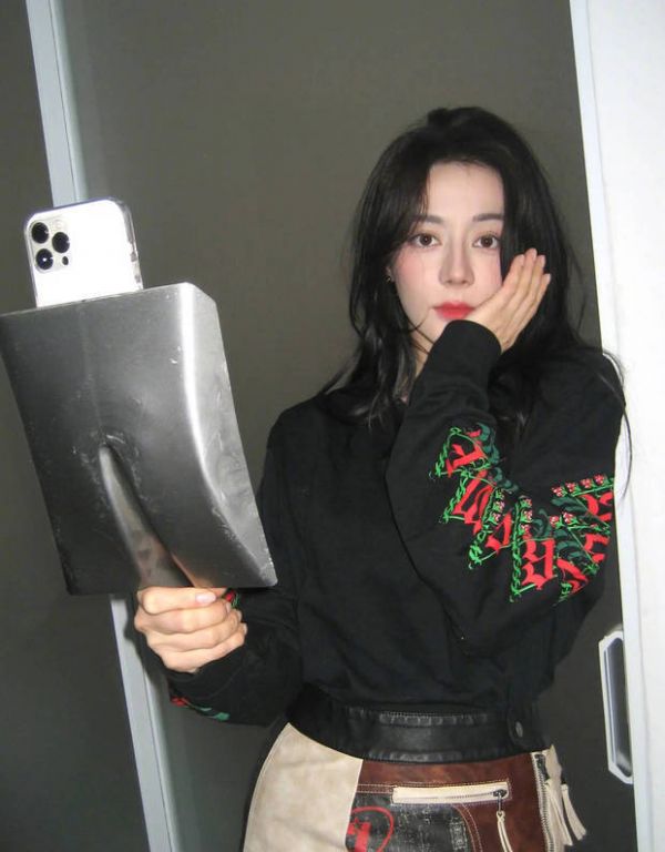 迪丽热巴手举铁锨手机壳的画面真是狂野又抽象。