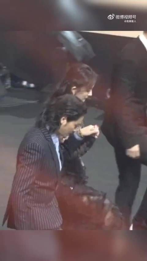 杨幂获黄晓明陈坤刘烨绅士礼遇,活动现场和谐有爱