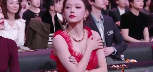 难怪程潇一直把手挡胸前，当她下秒把手拿开露出妙曼身材，瞬间懂