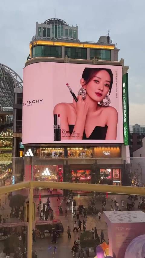 赵丽颖纪梵希大屏地广又开始刷屏了，高级感拉满了，品牌霸霸好爱全球代言人