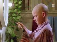 光头小男孩只是涂了自制生发剂，结果头发却不停的长！