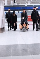 陈妍希母子现身机场，让星星回陈晓家过年，她独自返台被夸体面人