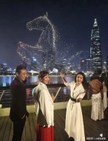 李乃文与李冰冰一起现身深圳，李冰冰颈纹好深，李乃文满头白发！