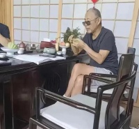 70岁陈道明戴墨镜抽雪茄，气场超强超有范儿，不过也是位老烟民啦