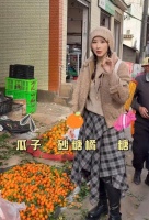 胡静回云南过年啦！背着竹篓赶集市，买过年三件套，全是普通年货