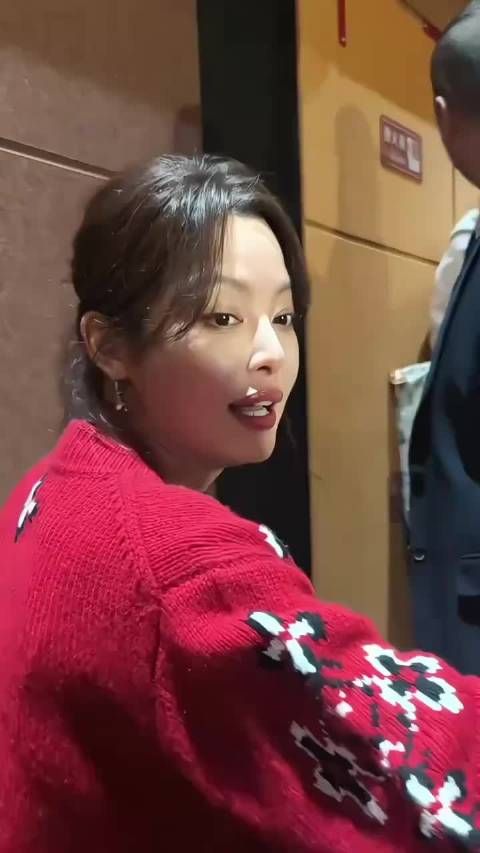 辛芷蕾回到老家后相当接地气,穿起旧衣服,丝毫没有影后包袱