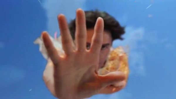 《功夫》22年后全球热度不减，魔性名场面引外网刷屏