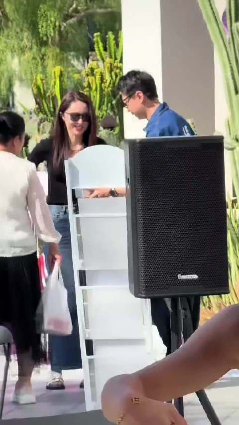 黄晓明董璇等人现身阿那亚过年