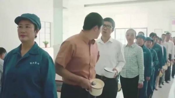 厂长去食堂打饭,排了半天队没动一下,气的当场发飙