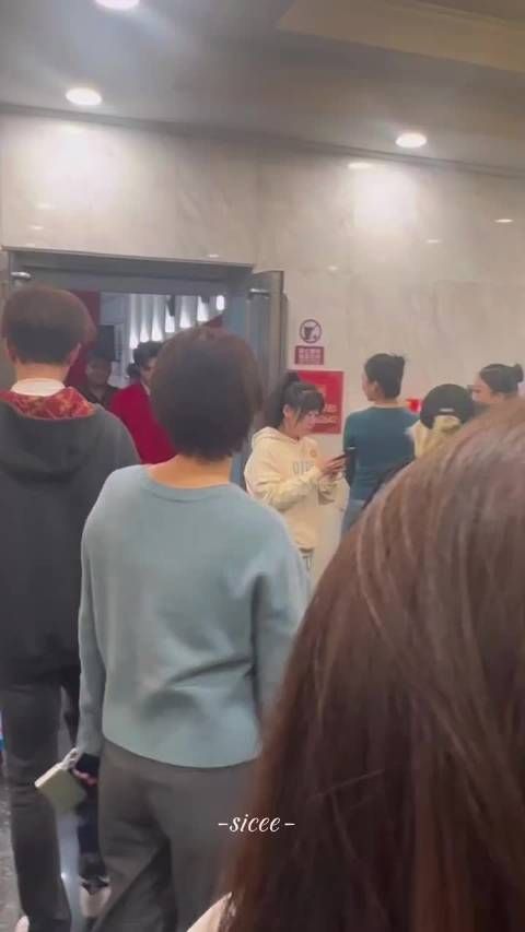 宋威龙春晚后台路透，旁边小姐姐直接都看呆了