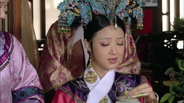 甄嬛传华妃讥讽茶旧炫耀新茶,甄嬛以三阿哥孝心回击