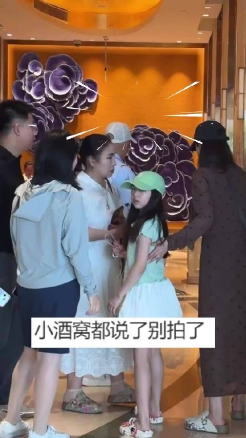 谁惹小酒窝不高兴了？看到有人跟拍，小酒窝皱着眉头扭头说别拍