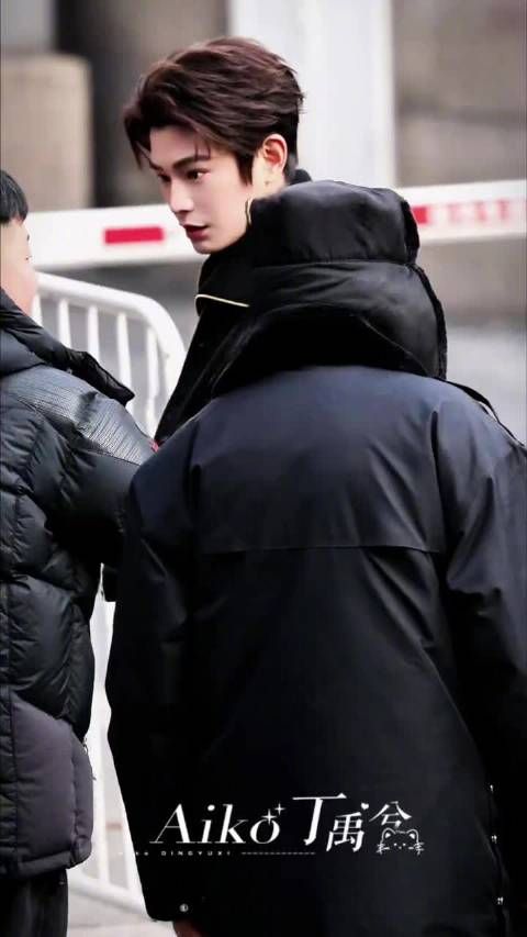 丁禹兮春晚上班!皮衣好帅气!今晚见!