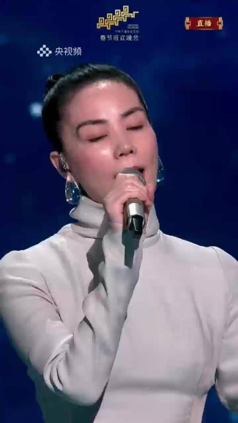 王菲的唱功还是一如既往的强啊，透过华为Mate 80系列的镜头看王菲依然很漂亮
