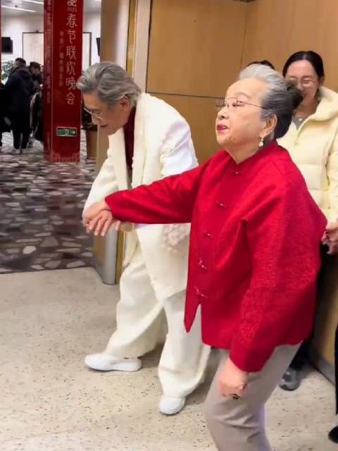 谁还记得去年春晚后台的家辉哥