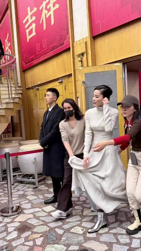 王菲六登春晚后返家团聚