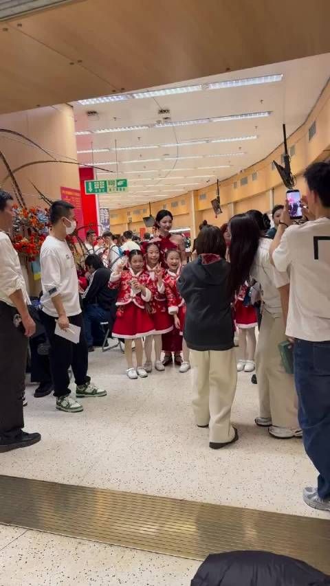 春晚后台和小朋友合照的王楚然