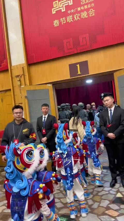 春晚后台的刘浩存,一键丝滑的穿上了衣服