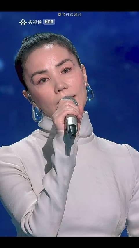 王菲歌声争议再起，唱功与歌曲质量引讨论