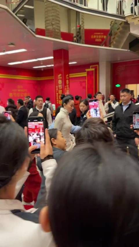 王菲春晚后台高清镜头，这样看是真的显老了