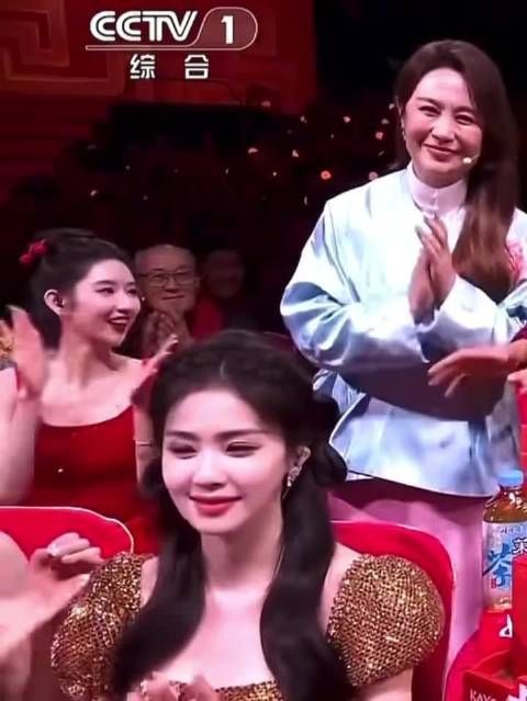 感觉王玉雯是不是不知道镜头能拍到自己啊,白鹿也不容易,一直鼓掌微笑